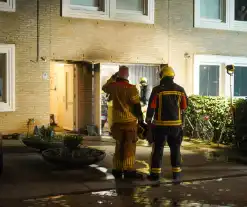 Containerbrand tegen woning, brandweer voorkomt erger