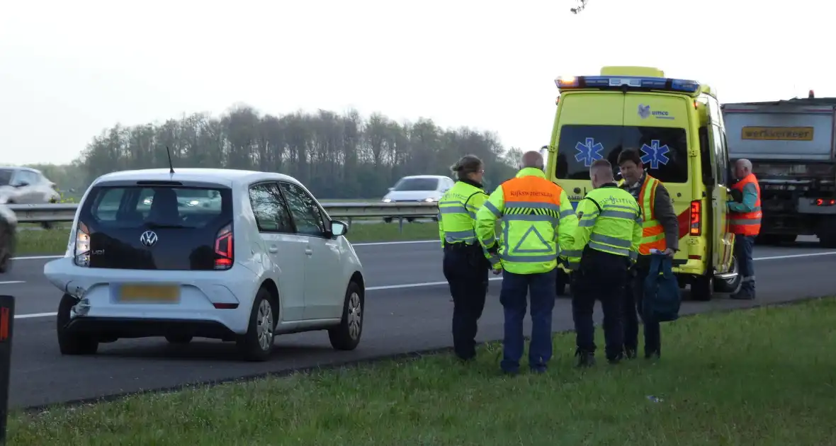 Taxi botst achterop personenauto op A28