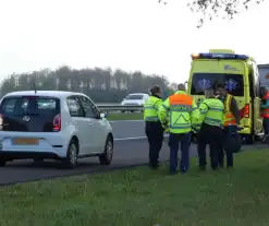 Taxi botst achterop personenauto op A28