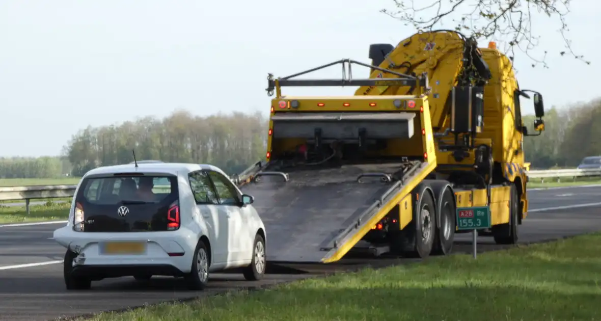 Taxi botst achterop personenauto op A28 - Foto 1