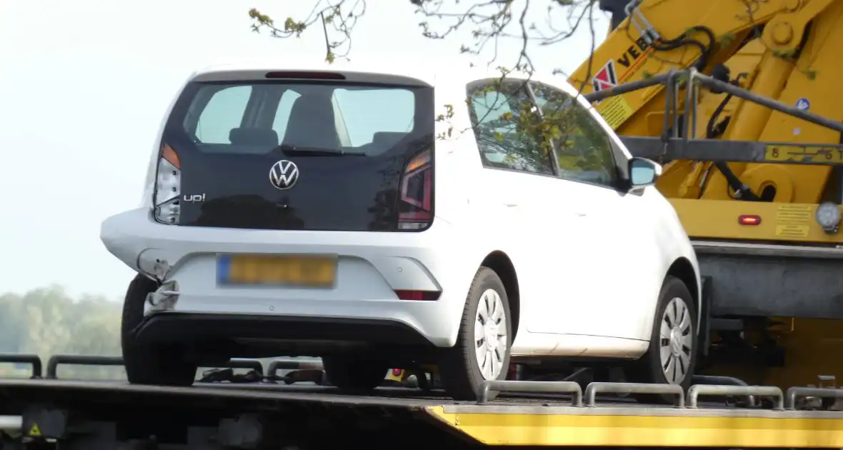 Taxi botst achterop personenauto op A28 - Foto 2