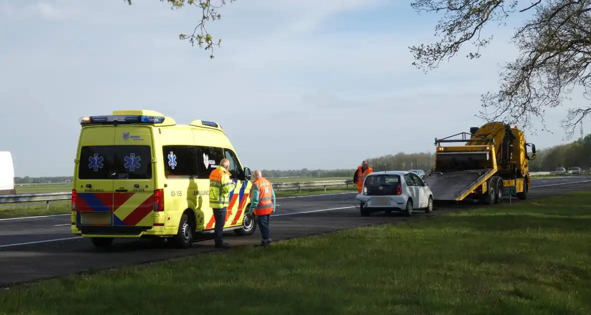 Taxi botst achterop personenauto op A28 - Foto 3