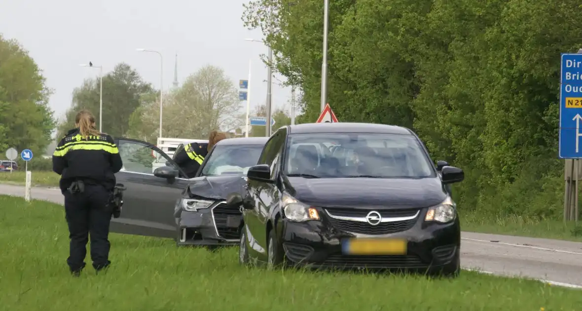 Gewonde en auto's fiks beschadigd bij kop-staartbotsing - Foto 1