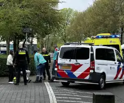 Automobilist en brommerrijder botsen