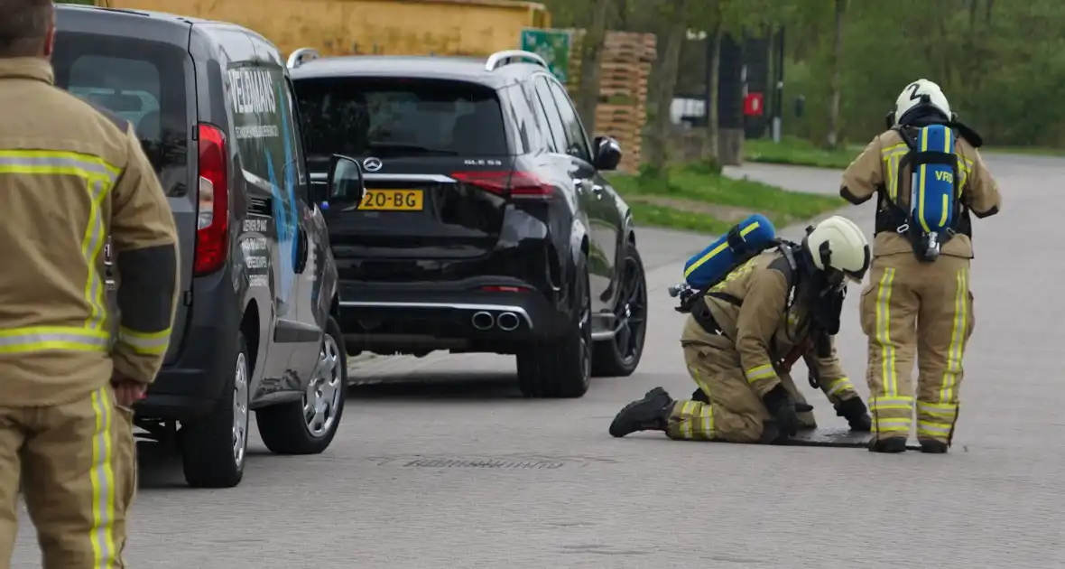 Politie valt bedrijfspand binnen