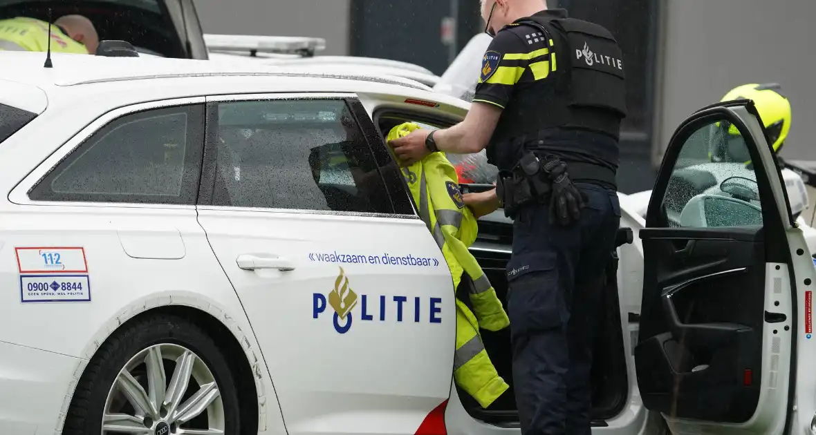 Politie valt bedrijfspand binnen - Foto 1