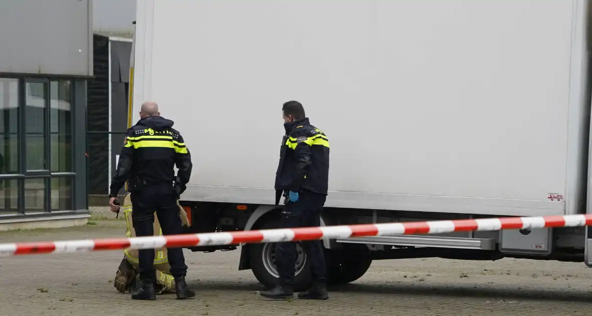 Politie valt bedrijfspand binnen - Foto 3