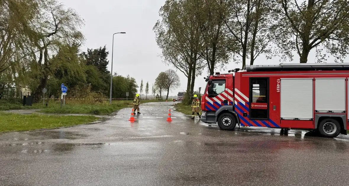 Brandweer assisteert bij stormschade aan boom