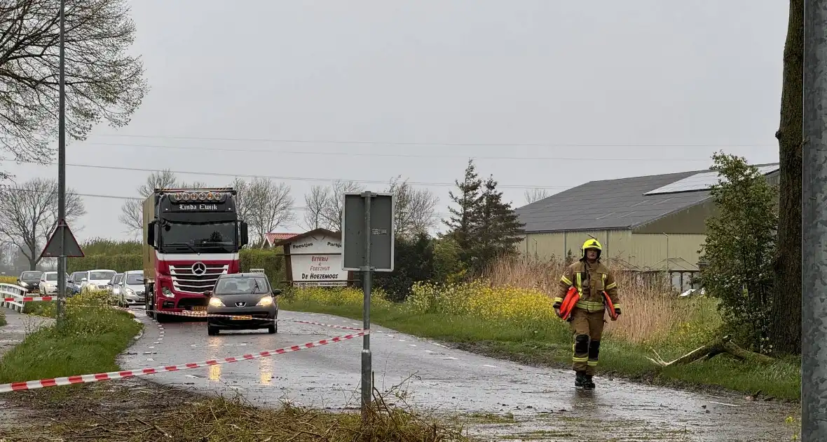 Brandweer assisteert bij stormschade aan boom - Foto 1