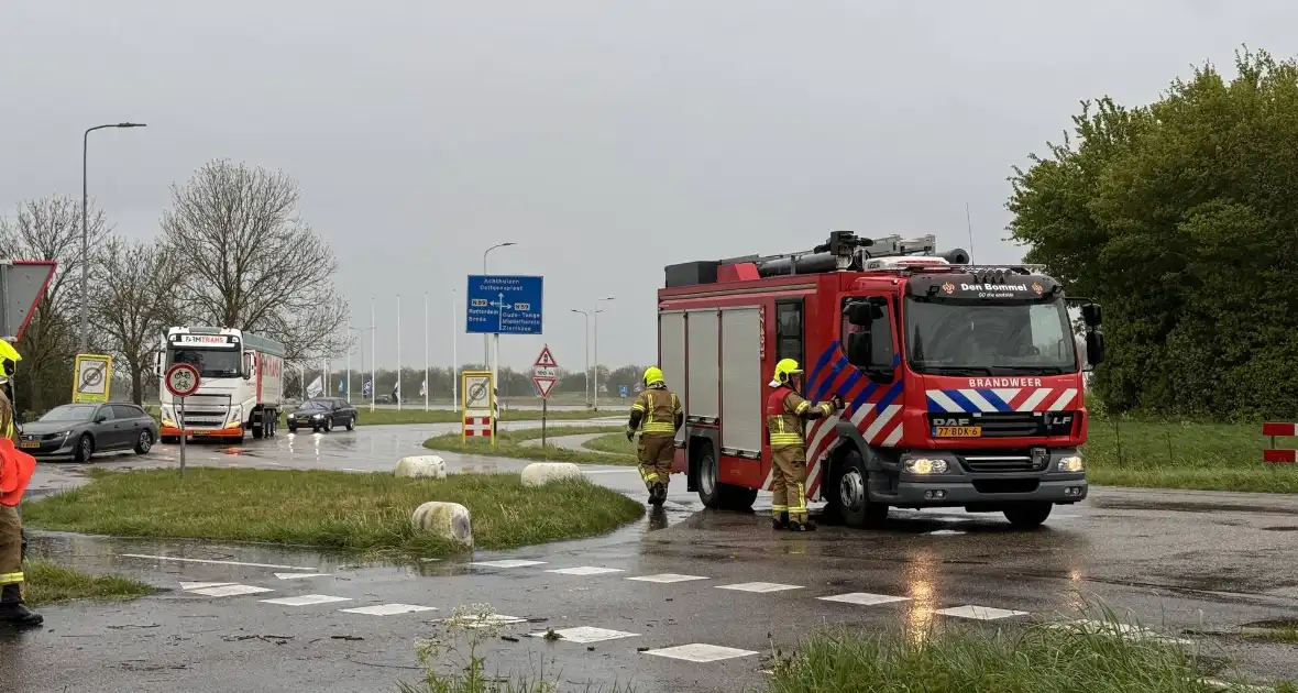 Brandweer assisteert bij stormschade aan boom - Foto 2