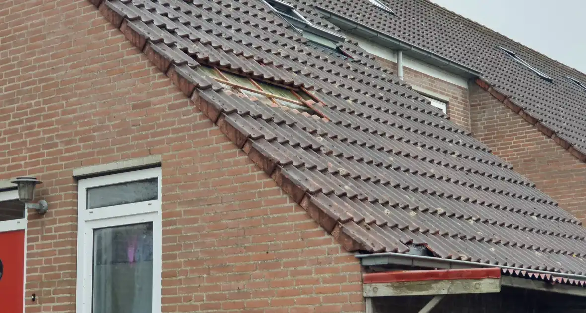 Meerdere dakpannen gesneuveld na harde wind - Foto 1