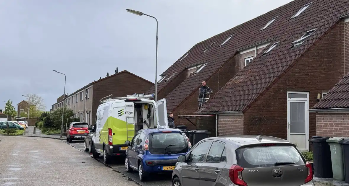 Meerdere dakpannen gesneuveld na harde wind - Foto 10