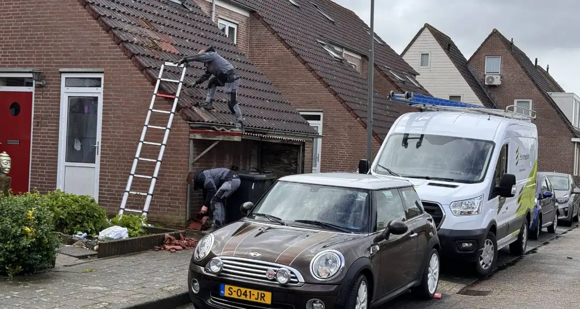 Meerdere dakpannen gesneuveld na harde wind - Foto 11