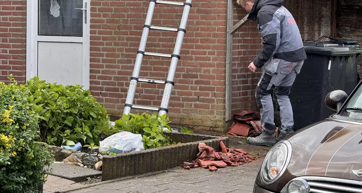 Meerdere dakpannen gesneuveld na harde wind - Foto 13