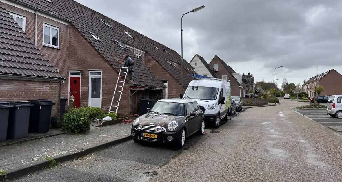 Meerdere dakpannen gesneuveld na harde wind - Foto 14