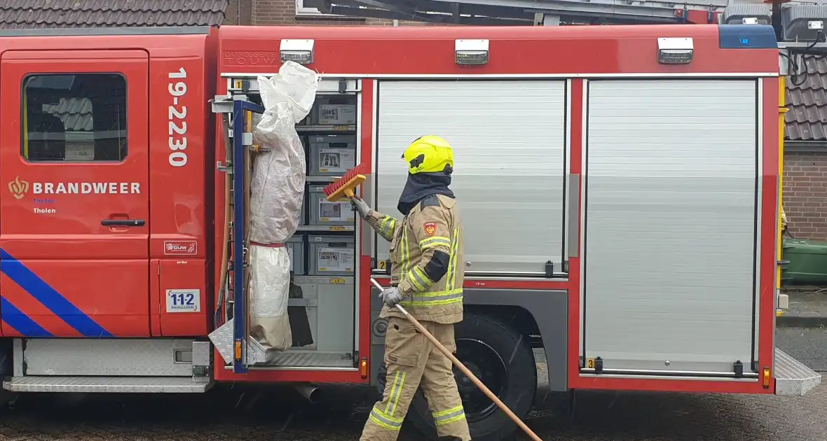 Meerdere dakpannen gesneuveld na harde wind - Foto 2