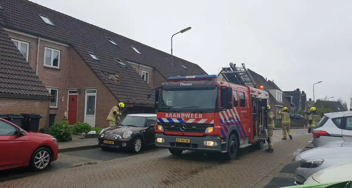 Meerdere dakpannen gesneuveld na harde wind - Foto 3