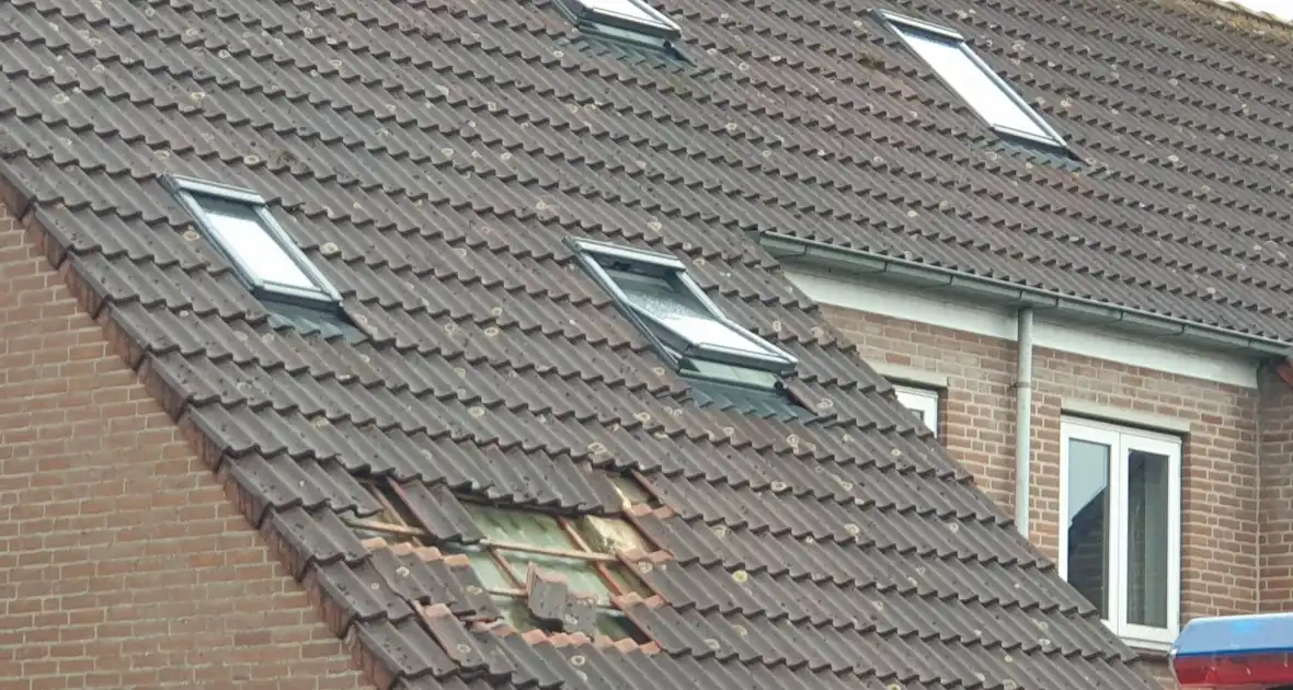 Meerdere dakpannen gesneuveld na harde wind - Foto 4