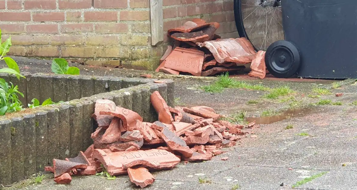 Meerdere dakpannen gesneuveld na harde wind - Foto 5