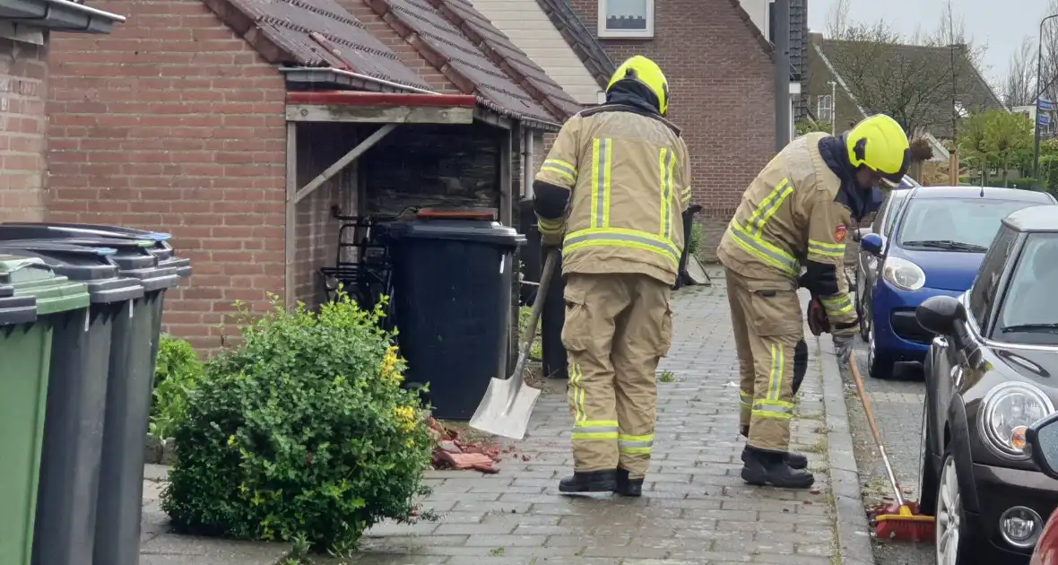 Meerdere dakpannen gesneuveld na harde wind - Foto 6