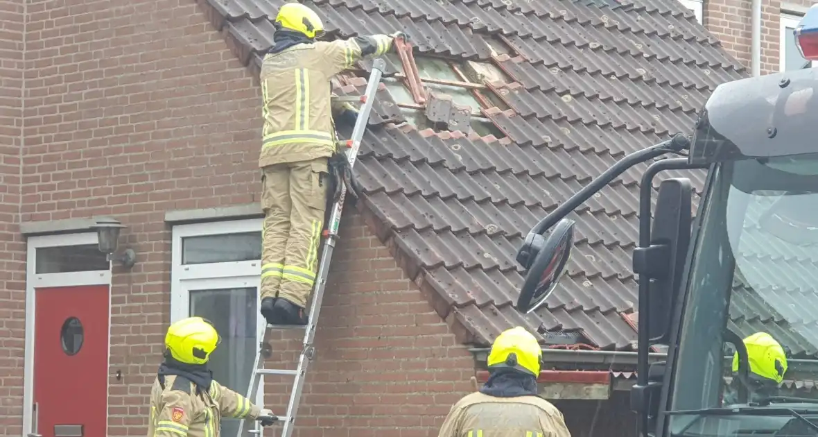 Meerdere dakpannen gesneuveld na harde wind - Foto 7