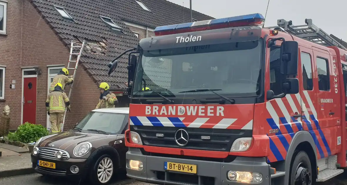 Meerdere dakpannen gesneuveld na harde wind - Foto 8