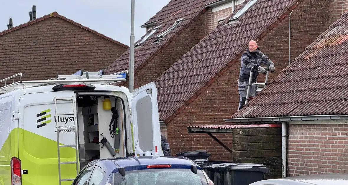 Meerdere dakpannen gesneuveld na harde wind - Foto 9