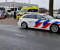 Vrouw op fiets aangereden door auto