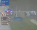 Vrachtwagen raakt van de weg en kantelt