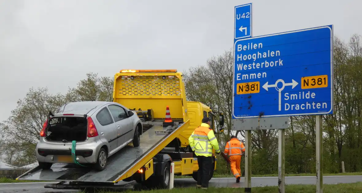 Auto belandt op de kant na ongeval