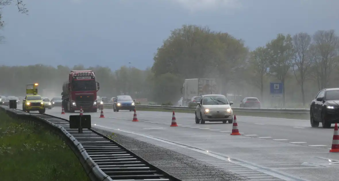 Auto belandt op de kant na ongeval - Foto 1