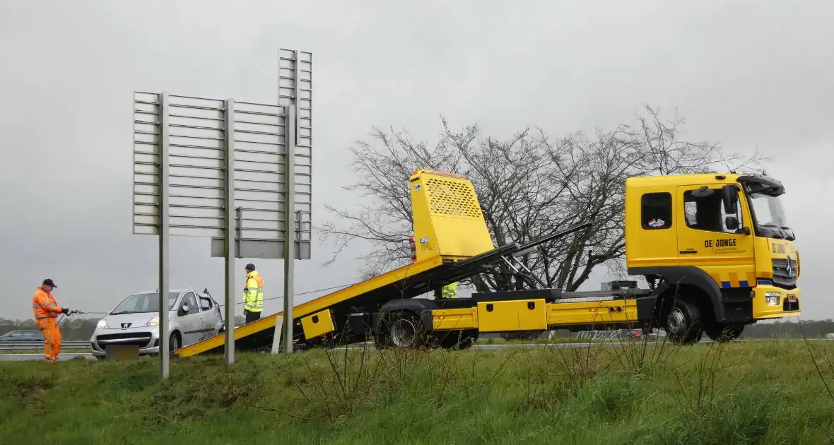 Auto belandt op de kant na ongeval - Foto 2