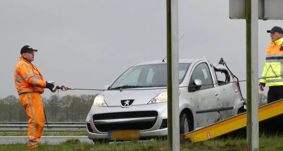 Auto belandt op de kant na ongeval - Foto 3