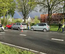 Drie voertuigen in botsing voor verkeerslicht