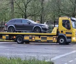 Auto klapt op verkeersportaal