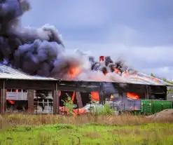 Zeer grote brand in bedijfsverzamelgebouw