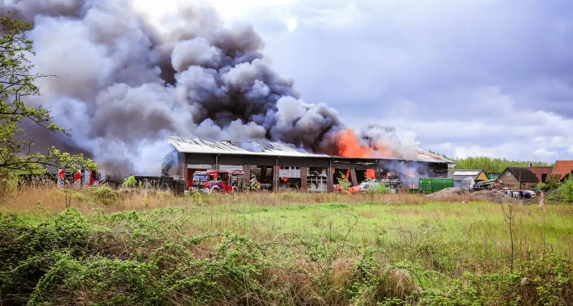 Zeer grote brand in bedijfsverzamelgebouw - Foto 1