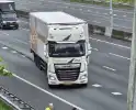 Vrachtwagen met klapband zorgt voor ongeval