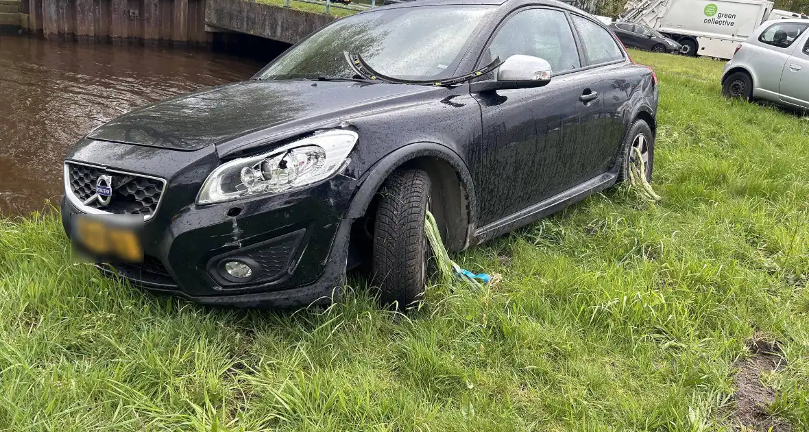 Auto en lijnbus in botsing op kruising