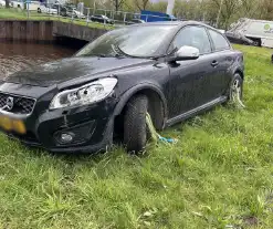 Auto en lijnbus in botsing op kruising