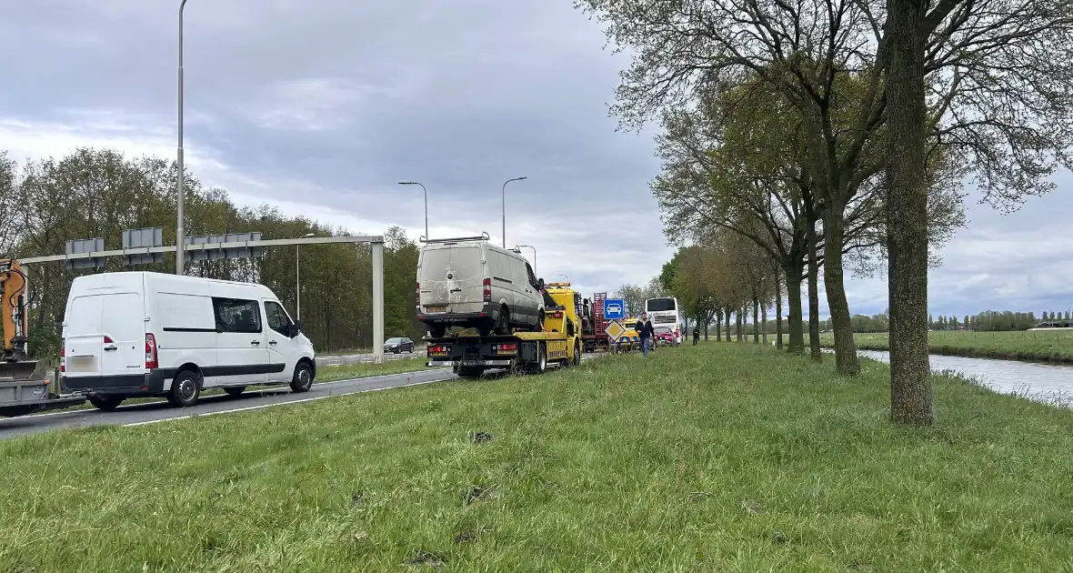 Auto en lijnbus in botsing op kruising - Foto 2