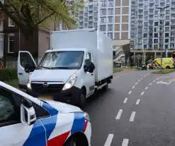 Scooterrijder in botsing met bakwagen