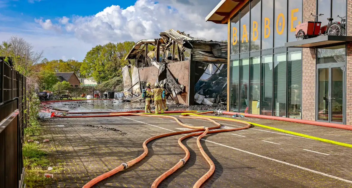 24 bedrijven getroffen door enorme brand - Foto 11