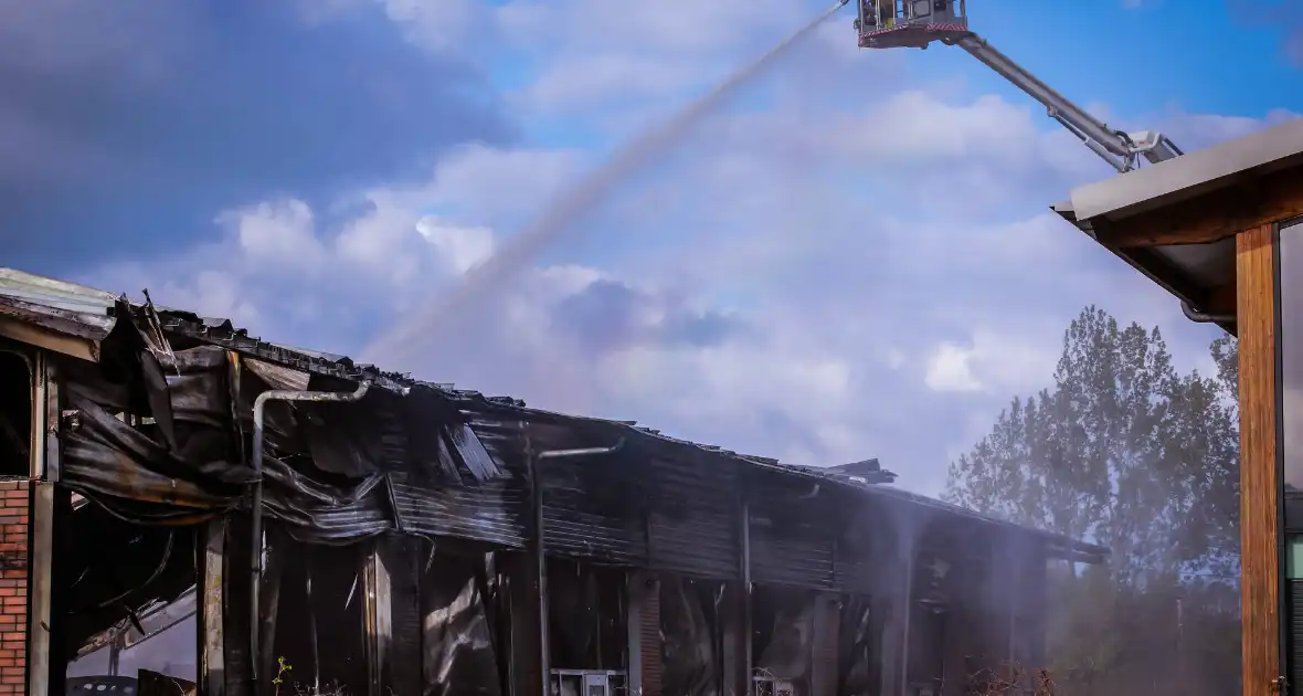24 bedrijven getroffen door enorme brand - Foto 3