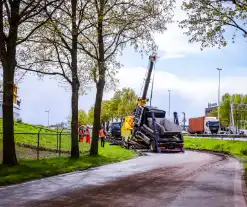 Vrachtwagenchauffeur heeft engeltje op zijn schouder