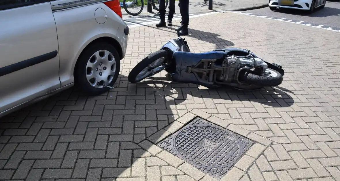 Scooterrijder gewond bij aanrijding door automobilist - Foto 6