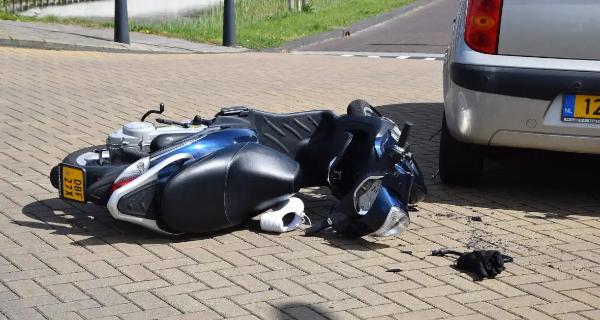Scooterrijder gewond bij aanrijding door automobilist - Foto 9