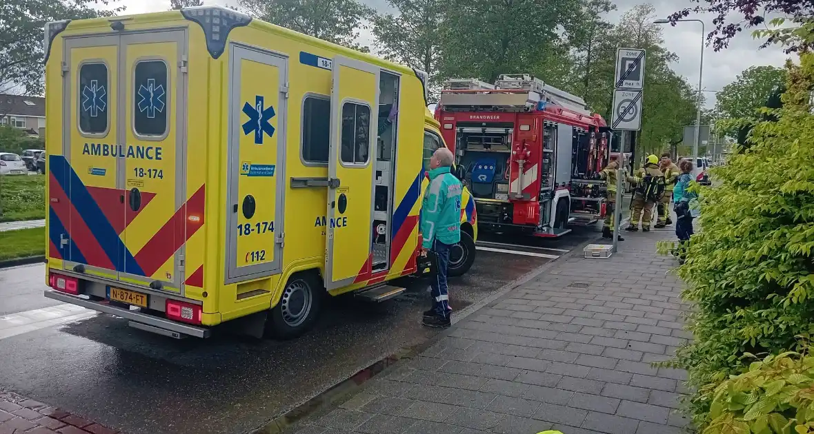 Brand in woning, meerdere mensen gecontroleerd door ambulancepersoneel - Foto 6