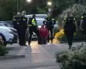 Persoon aangehouden midden in woonwijk, politie doorzoekt huis