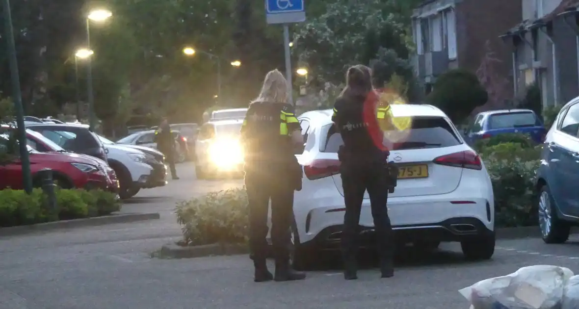 Persoon aangehouden midden in woonwijk, politie doorzoekt huis - Foto 2